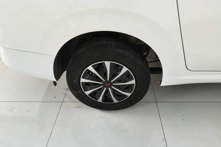 Used Wuling Hongguang New Energy 2024 All-Electric Model 300KM Standard Version Right Rear Wheel Hub