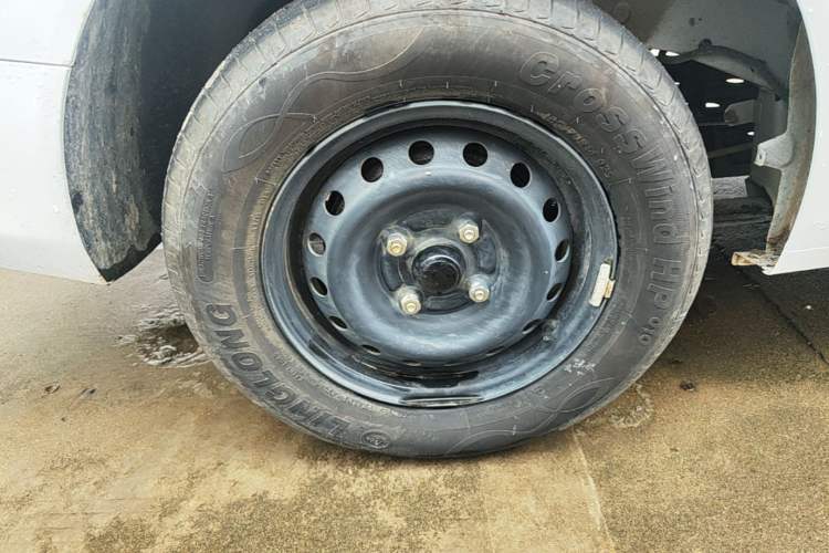 Used Wuling Hongguang New Energy 2024 All-Electric Model 300KM Practical Version Right Rear Wheel Hub