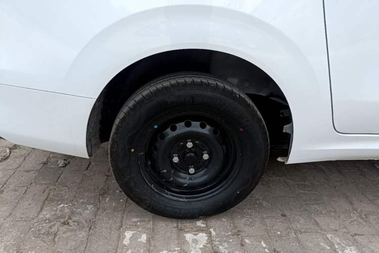 Used Wuling Hongguang New Energy 2024 All-Electric Model 300KM Standard Version Right Rear Wheel Hub