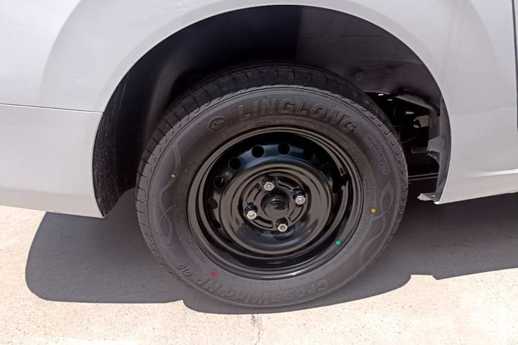 Used Wuling Hongguang New Energy 2024 All-Electric Model 300KM Standard Version Right Rear Wheel Hub