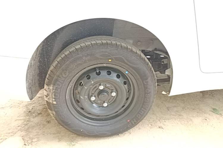 Used Wuling Hongguang New Energy 2024 All-Electric Model 300KM Standard Version Right Rear Wheel Hub