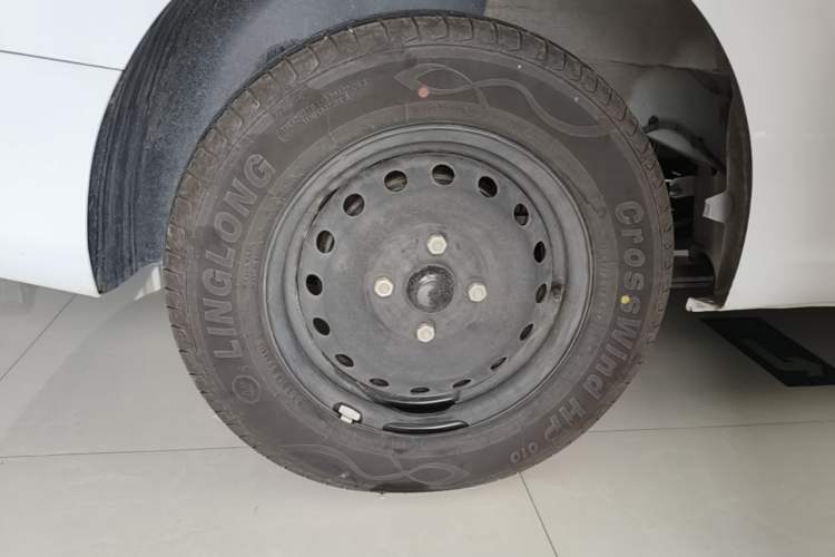 Used Wuling Hongguang New Energy 2024 All-Electric Model 300KM Standard Version Right Rear Wheel Hub
