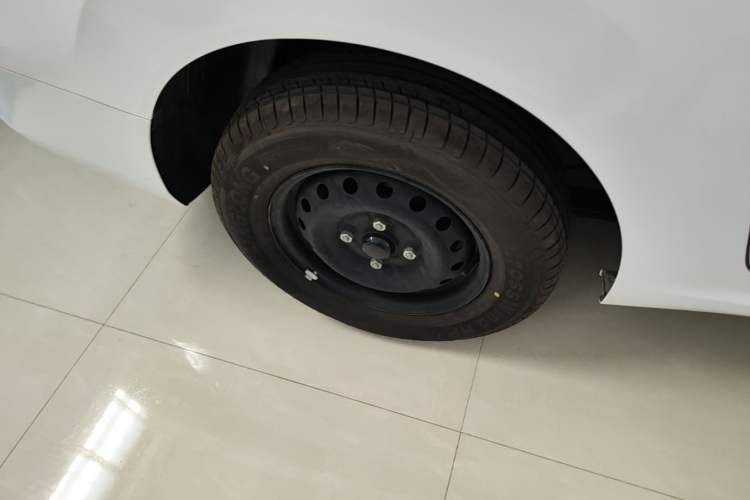 Used Wuling Hongguang New Energy 2024 All-Electric Model 300KM Standard Version Right Rear Wheel Hub
