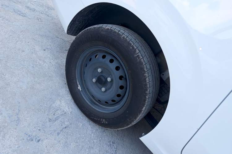 Used Wuling Hongguang New Energy 2024 All-Electric Model 300KM Practical Version Right Rear Wheel Hub