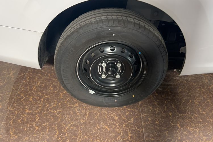 Used Wuling Hongguang New Energy 2024 All-Electric Model 300KM Standard Version Right Rear Wheel Hub