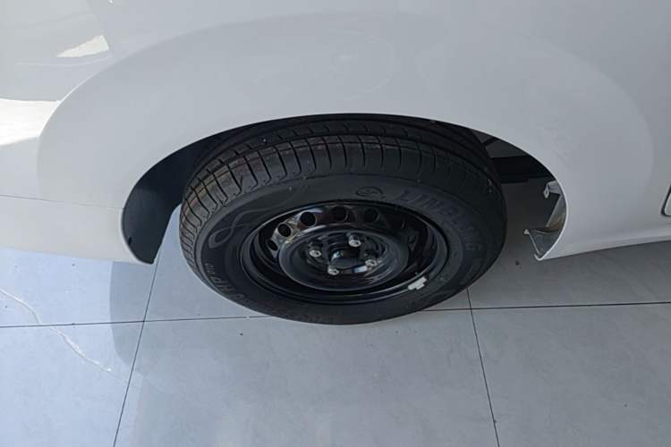 Used Wuling Hongguang New Energy 2024 All-Electric Model 300KM Standard Version Right Rear Wheel Hub