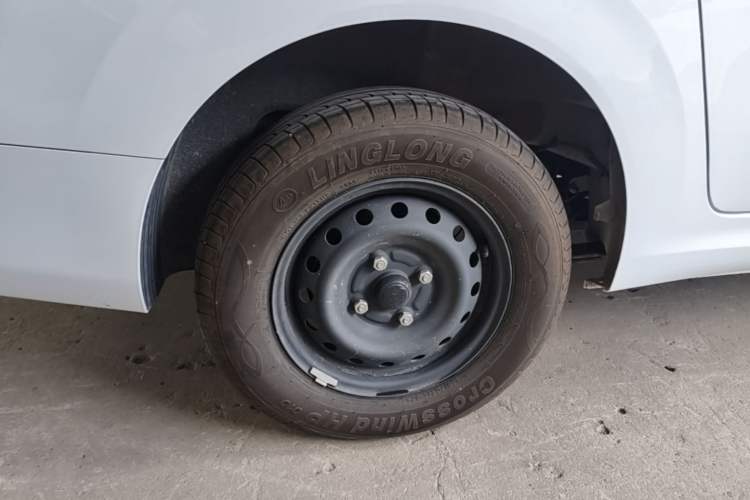 Used Wuling Hongguang New Energy 2024 All-Electric Model 300KM Standard Version Right Rear Wheel Hub