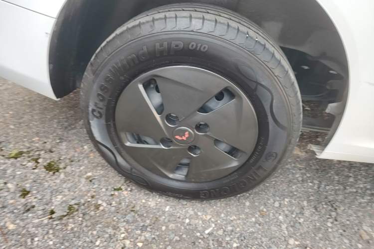 Used Wuling Hongguang New Energy 2024 All-Electric Model 300KM Standard Version Right Rear Wheel Hub