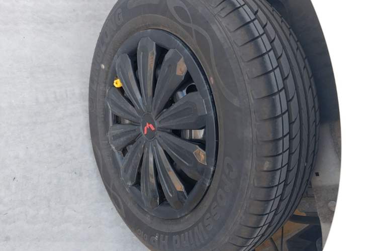 Used Wuling Hongguang New Energy 2024 All-Electric Model 300KM Standard Version Right Rear Wheel Hub