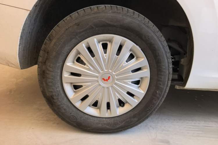 Used Wuling Hongguang New Energy 2024 All-Electric Model 300KM Standard Version Right Rear Wheel Hub