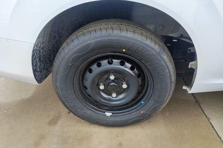 Used Wuling Hongguang New Energy 2024 All-Electric Model 300KM Practical Version Right Rear Wheel Hub