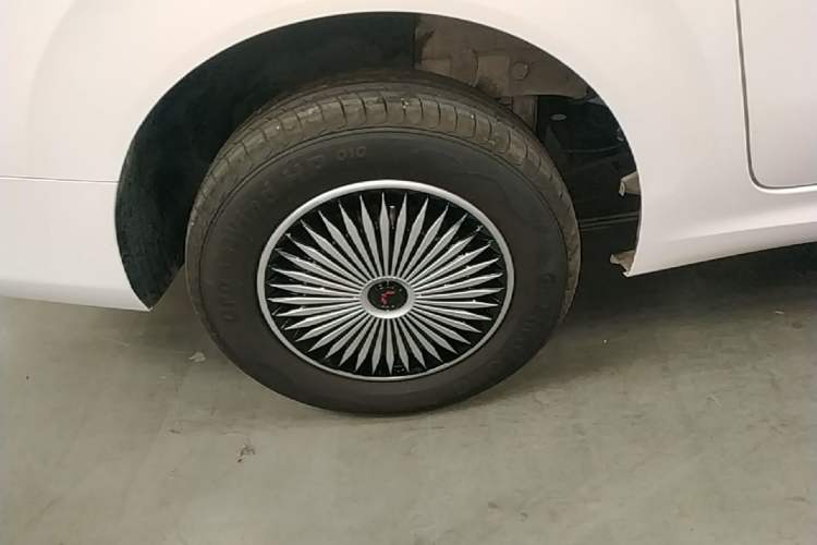 Used Wuling Hongguang New Energy 2024 All-Electric Model 300KM Standard Version Right Rear Wheel Hub