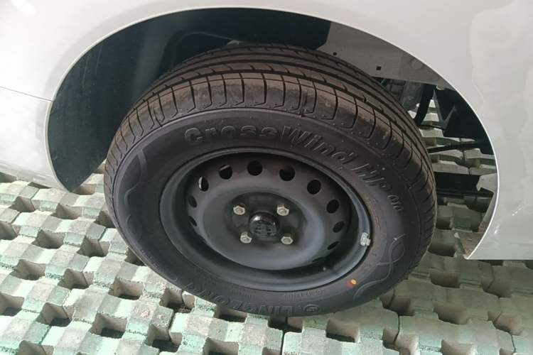 Used Wuling Hongguang New Energy 2024 All-Electric Model 300KM Standard Version Right Rear Wheel Hub