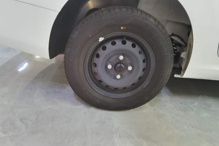 Used Wuling Hongguang New Energy 2024 All-Electric Model 300KM Standard Version Right Rear Wheel Hub