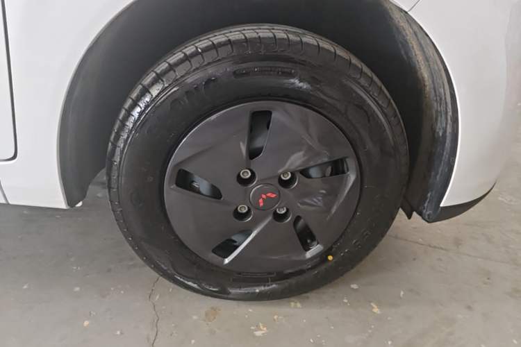 Used Wuling Hongguang New Energy 2024 All-Electric Model 300KM Standard Version Right Rear Wheel Hub