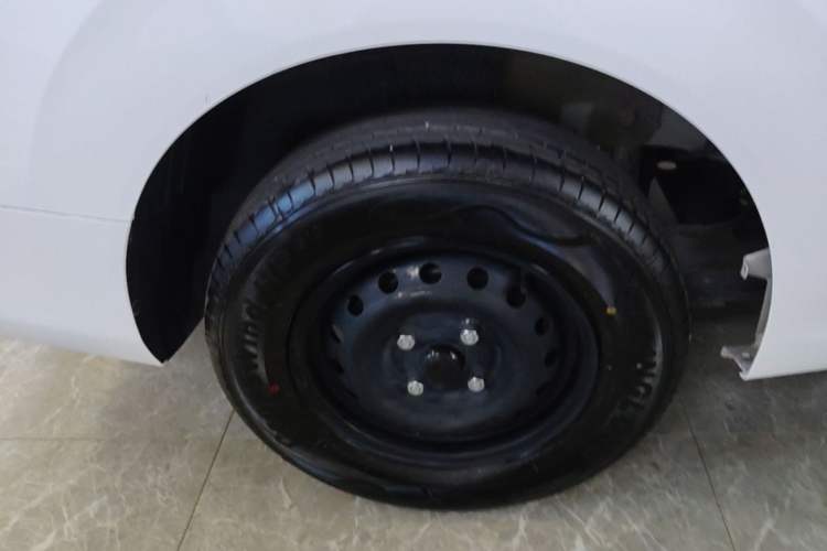 Used Wuling Hongguang New Energy 2024 All-Electric Model 300KM Practical Version Right Rear Wheel Hub