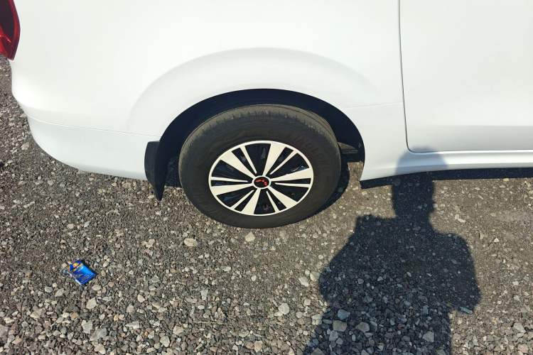 Used Wuling Hongguang New Energy 2024 All-Electric Model 300KM Practical Version Right Rear Wheel Hub