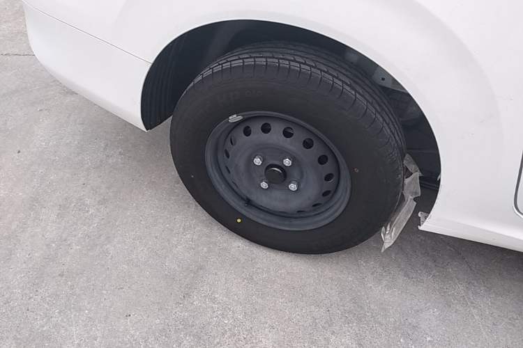 Used Wuling Hongguang New Energy 2024 All-Electric Model 300KM Practical Version Right Rear Wheel Hub
