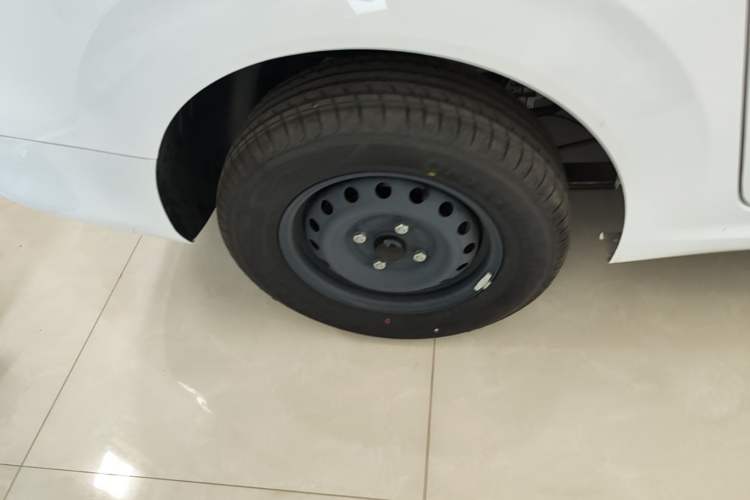 Used Wuling Hongguang New Energy 2024 All-Electric Model 300KM Standard Version Right Rear Wheel Hub