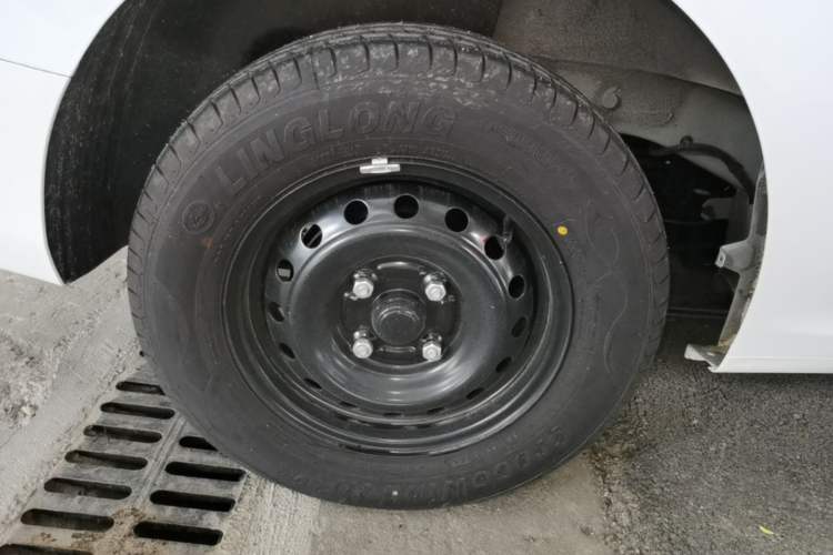 Used Wuling Hongguang New Energy 2024 All-Electric Model 300KM Practical Version Right Rear Wheel Hub