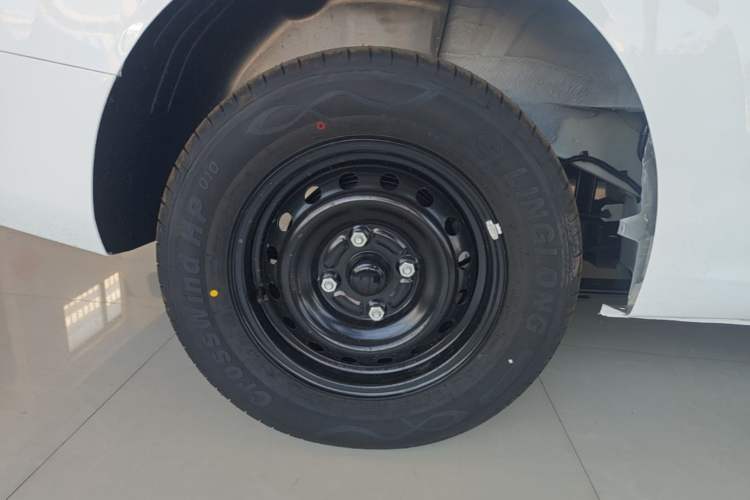 Used Wuling Hongguang New Energy 2024 All-Electric Model 300KM Practical Version Right Rear Wheel Hub