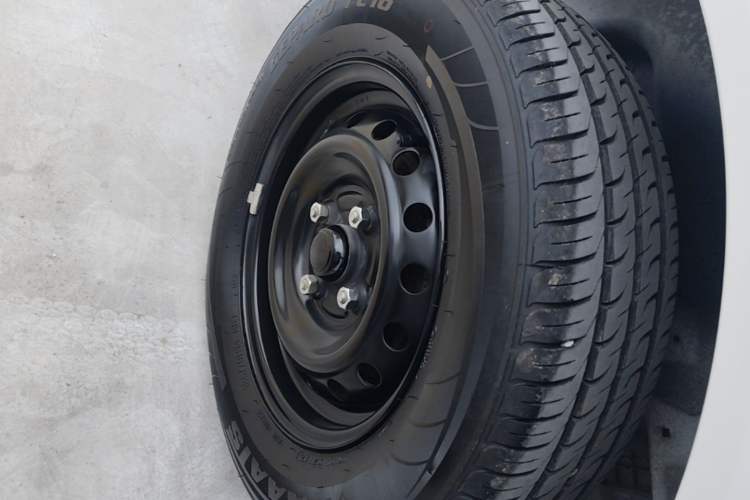 Used Wuling Hongguang New Energy 2024 All-Electric Model 300KM Practical Version Right Rear Wheel Hub