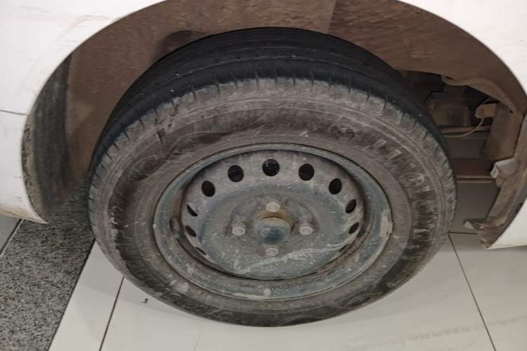 Used Wuling Hongguang New Energy 2024 All-Electric Model 300KM Standard Version Right Rear Wheel Hub