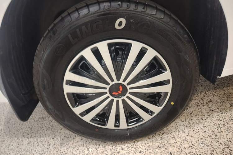 Used Wuling Hongguang New Energy 2024 All-Electric Model 300KM Standard Version Right Rear Wheel Hub