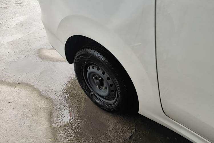 Used Wuling Hongguang New Energy 2024 All-Electric Model 300KM Standard Version Right Rear Wheel Hub