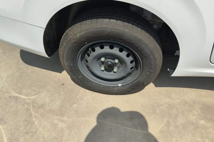Used Wuling Hongguang New Energy 2024 All-Electric Model 300KM Standard Version Right Rear Wheel Hub
