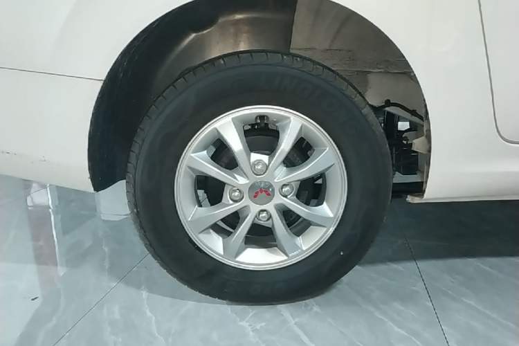 Used Wuling Hongguang New Energy 2024 All-Electric Model 300KM Standard Version Right Rear Wheel Hub
