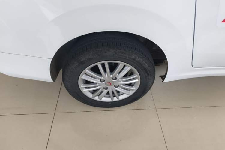 Used Wuling Hongguang New Energy 2024 All-Electric Model 300KM Standard Version Right Rear Wheel Hub