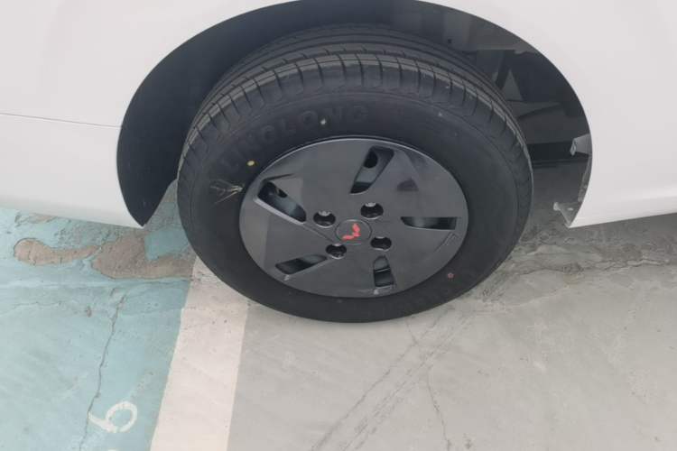Used Wuling Hongguang New Energy 2024 All-Electric Model 300KM Practical Version Right Rear Wheel Hub
