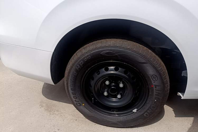 Used Wuling Hongguang New Energy 2024 All-Electric Model 300KM Standard Version Right Rear Wheel Hub