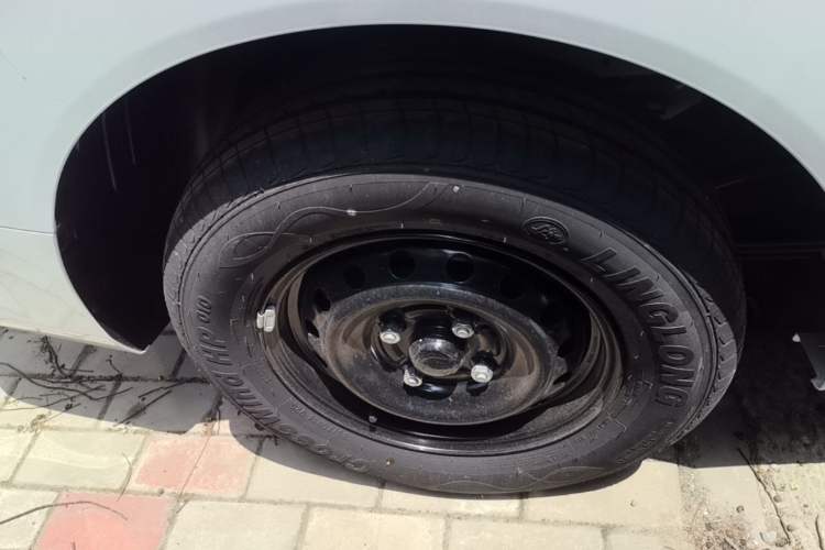 Used Wuling Hongguang New Energy 2024 All-Electric Model 300KM Standard Version Right Rear Wheel Hub