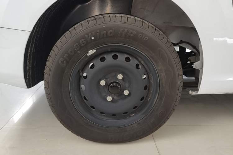 Used Wuling Hongguang New Energy 2024 All-Electric Model 300KM Standard Version Right Rear Wheel Hub
