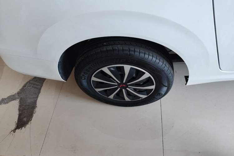 Used Wuling Hongguang New Energy 2024 All-Electric Model 300KM Practical Version Right Rear Wheel Hub