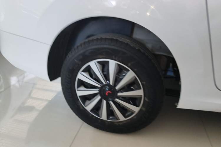 Used Wuling Hongguang New Energy 2024 All-Electric Model 300KM Standard Version Right Rear Wheel Hub