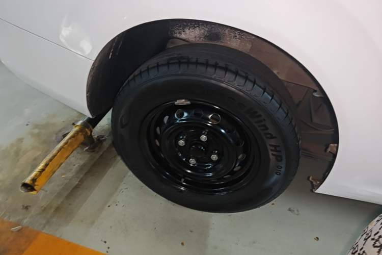 Used Wuling Hongguang New Energy 2024 All-Electric Model 300KM Standard Version Right Rear Wheel Hub