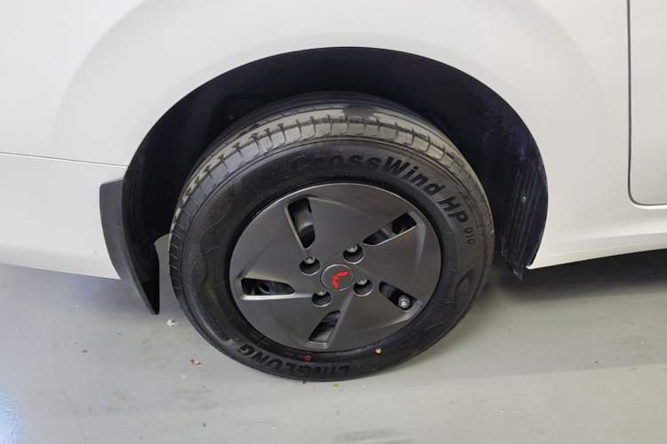 Used Wuling Hongguang New Energy 2024 All-Electric Model 300KM Standard Version Right Rear Wheel Hub