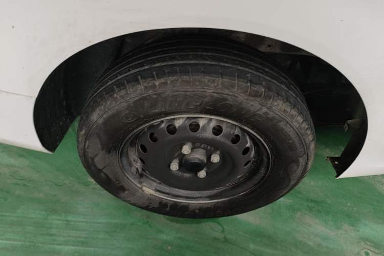Used Wuling Hongguang New Energy 2024 All-Electric Model 300KM Standard Version Right Rear Wheel Hub