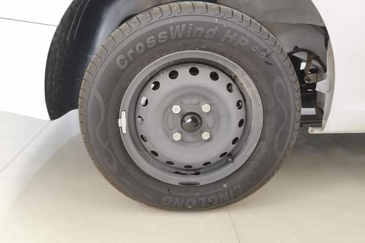 Used Wuling Hongguang New Energy 2024 All-Electric Model 300KM Standard Version Right Rear Wheel Hub