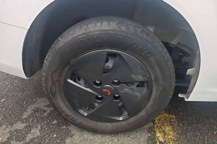 Used Wuling Hongguang New Energy 2024 All-Electric Model 300KM Standard Version Right Rear Wheel Hub