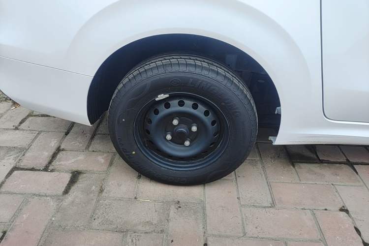 Used Wuling Hongguang New Energy 2024 All-Electric Model 300KM Standard Version Right Rear Wheel Hub