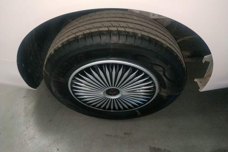 Used Wuling Hongguang New Energy 2024 All-Electric Model 300KM Standard Version Right Rear Wheel Hub