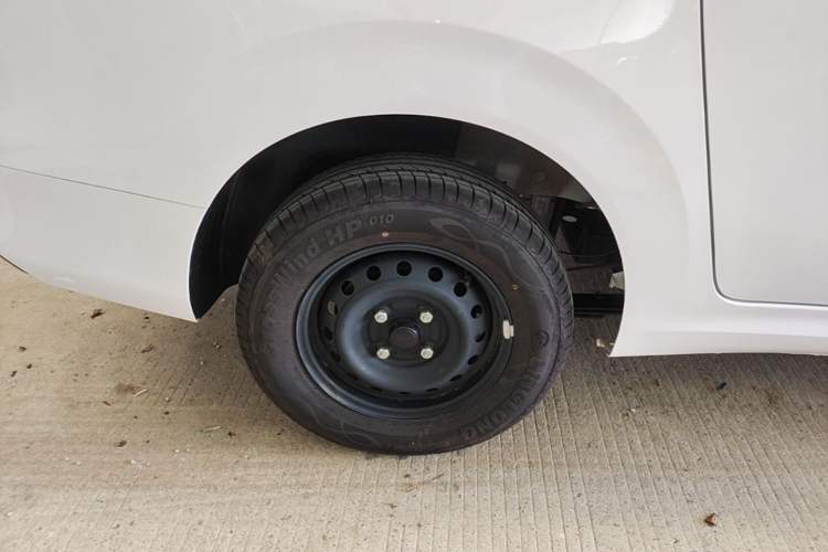Used Wuling Hongguang New Energy 2024 All-Electric Model 300KM Standard Version Right Rear Wheel Hub