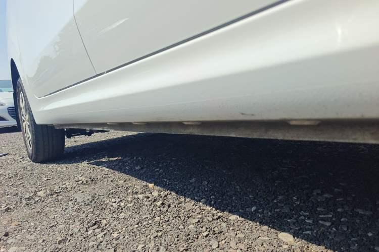 Used Wuling Hongguang New Energy 2024 All-Electric Model 300KM Practical Version Right Side Sill