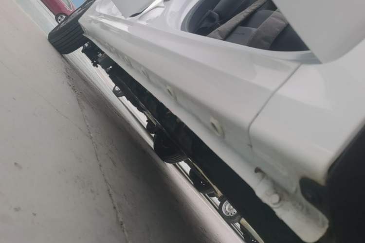 Used Wuling Hongguang New Energy 2024 All-Electric Model 300KM Practical Version Right Side Sill