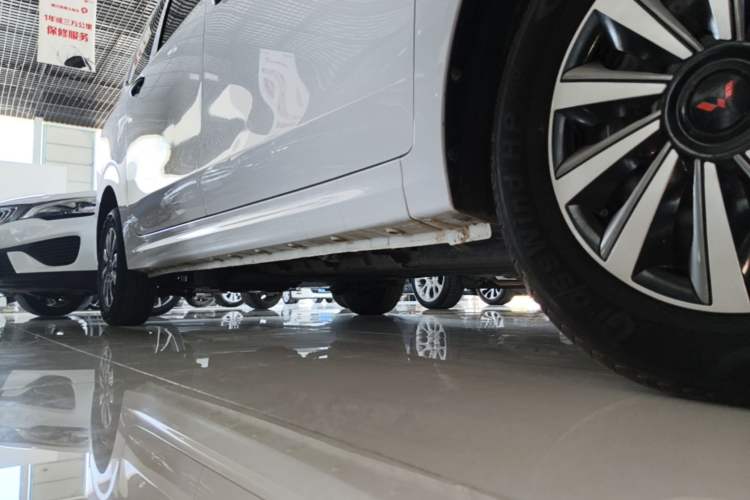 Used Wuling Hongguang New Energy 2024 All-Electric Model 300KM Standard Version Right Side Sill