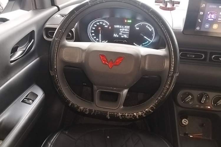 Used Wuling Hongguang New Energy 2024 All-Electric Model 300KM Standard Version Steering Wheel
